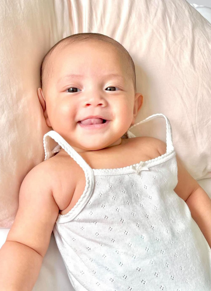 Con gái Đông Nhi - Winnie đi bơi, tạo dáng chéo chân điệu nghệ: Kiêu kỳ không kém Lisa nhà Hà Hồ Ảnh 6