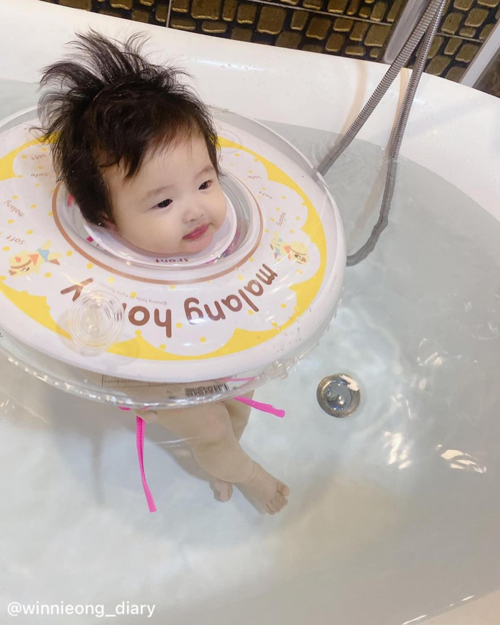 Bắt chéo chéo chân điệu nghệ nhé.