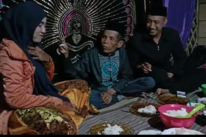 Cặp đôi đón tiếp khách tới chơi nhà sau đám cưới.