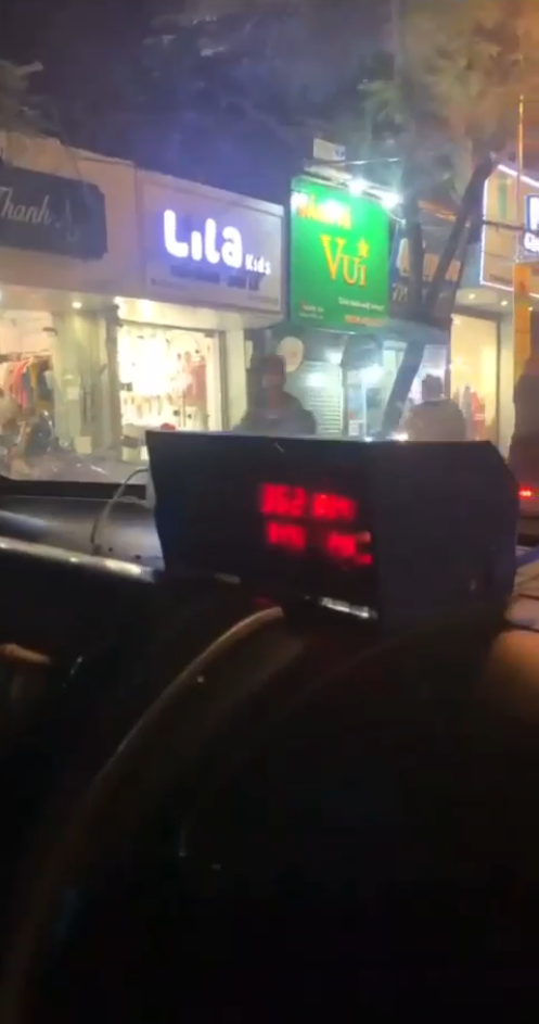 Đồng hồ tính cước phí của taxi hiện 362.000 đồng.