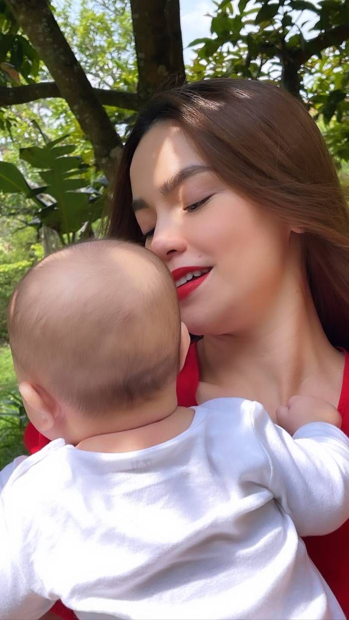 'Bé út' Leon cau có khó chịu, Lisa xinh xắn lại hợp tác thế này bảo sao Hà Hồ không cưng yêu quá đỗi! Ảnh 2