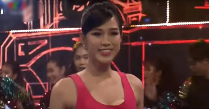 Tuy nhiên, trong quá trình di chuyển, Đỗ Thị Hà đã bị lộ miếng mút ngực bởi phần cổ váy rộng mà người đẹp không hay biết gì. 