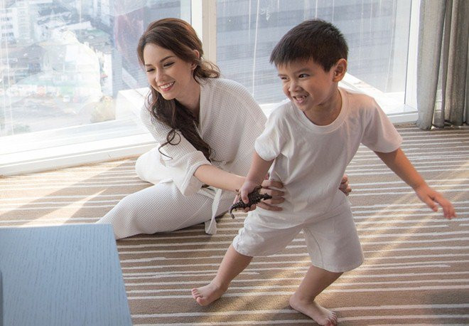 MC Quỳnh Chi ở Việt Nam còn con trai ở với bố cùng bà nội tại Mỹ
