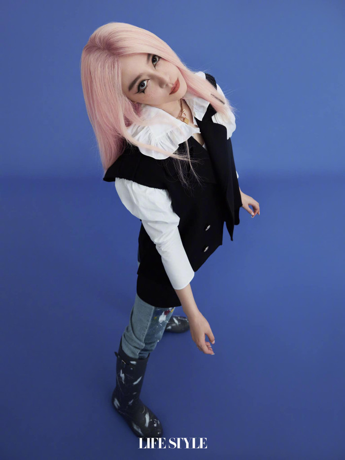 Ekip đã tô điểm đôi mắt của cô thêm sắc sảo, đối phương chỉ cần nhìn vào là tự khắc 'đổ' ngay 