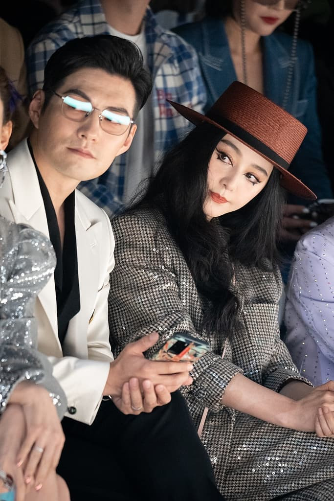 Nữ diễn viên Cbiz còn kết hợp với mũ vành màu nâu kết hợp vô cùng ăn ý với tổng thể 