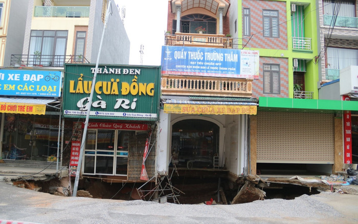 Cận cảnh 'hố tử thần' ở Hà Nội đã mở rộng diện tích sụt lún tới hơn 100m2 Ảnh 2