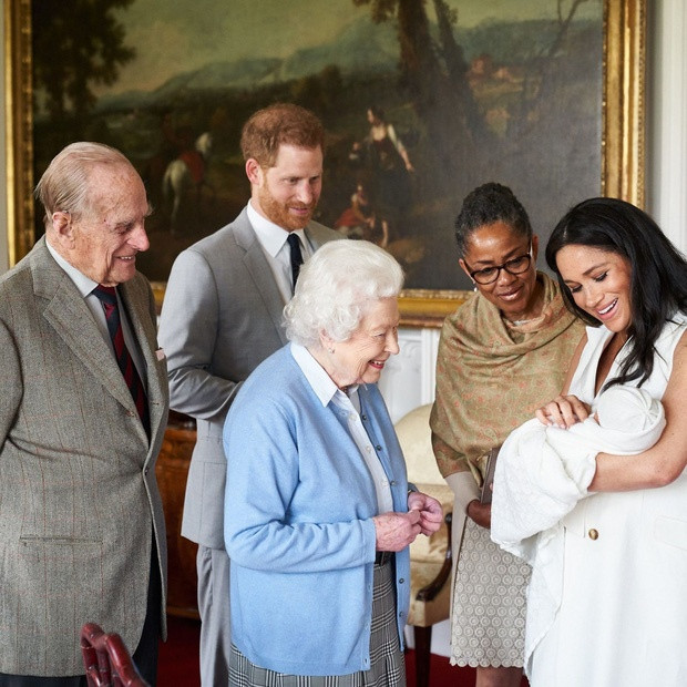 Khoảnh khắc Nữ hoàng Elizabeth đang nhìn chắt của mình, Archie, con trai đầu lòng của Hoàng tử Harry và Meghan Markle, bức ảnh được chụp vào tháng 5/2019. 