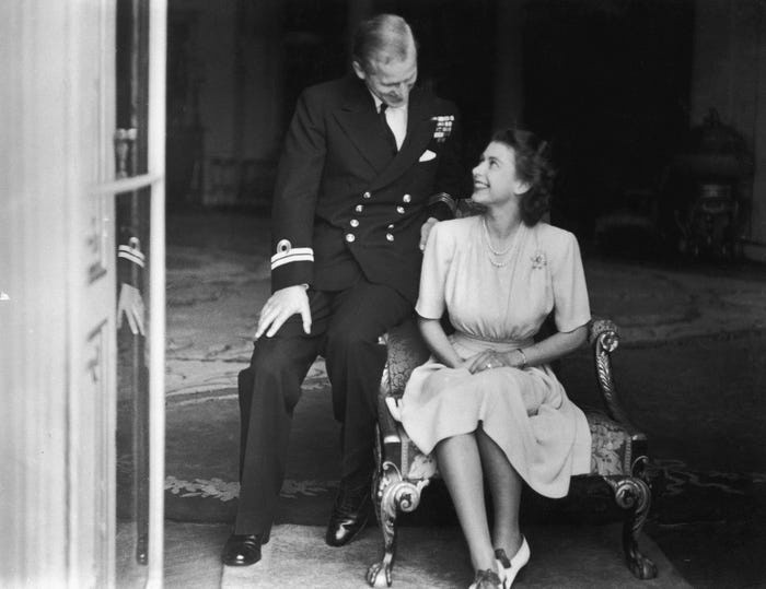 Tháng 7/1939, Philip, khi đó 18 tuổi và Elizabeth, 13 tuổi đã chính thức gặp nhau lần đầu tiên. Mái tóc vàng, thân hình cường tráng và khuôn mặt đẹp của chàng trai dòng dõi Hoàng tử Hy Lạp đã làm xiêu lòng Công chúa Elizabeth.