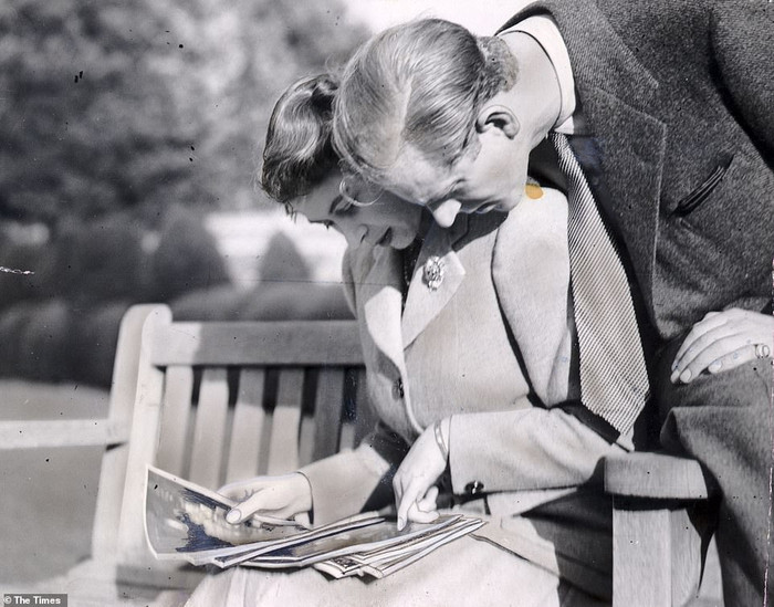 Công chúa Elizabeth và Công tước xứ Edinburgh đang xem ảnh cưới của họ trong kỳ trăng mật ở Broadlands. Cả hai đã cùng nhau trải qua những thăng trầm trong cuộc hôn nhân hơn 7 thập kỷ.