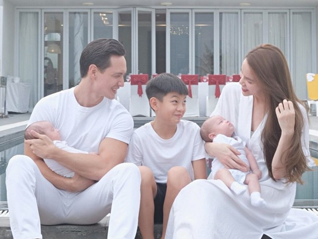 Dù hiện đang sống với bố nhưng đến cuối tuần Subeo sẽ qua nhà mẹ, cậu bé luôn có mặt trong những chuyến du lịch của Hà Hồ - Kim Lý và 2 nhóc tì.