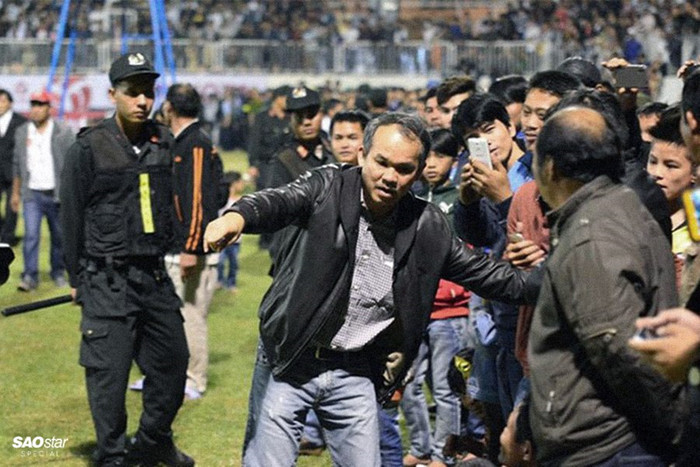 Trái ngược với hình ảnh xấu xí ở V.League là bầu Đức đi mời khán giả lên khán đài xem HAGL đá, vì người hâm mộ yêu đội bóng phố Núi rất đông, đến mức vỡ sân. 