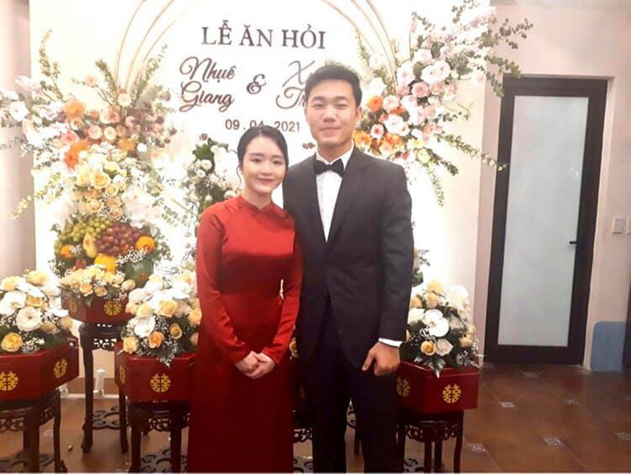 Bức hình hiếm hoi chụp rõ nét Xuân Trường và Nhuệ Giang trong lễ ăn hỏi sáng 9/4.