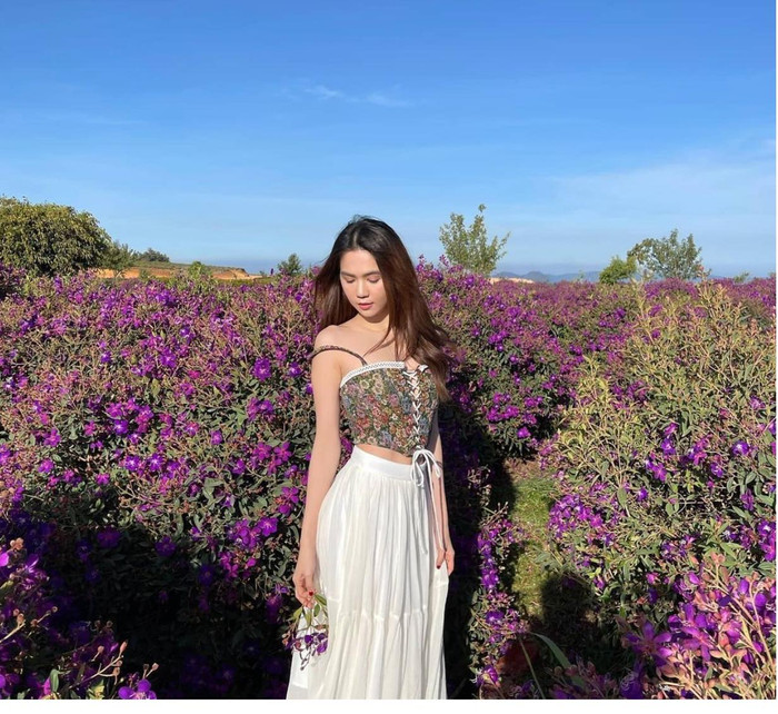 Kiểu áo họa tiết hoa bắt mắt mà Trinh mặc rất thích hợp với concept chụp ảnh 