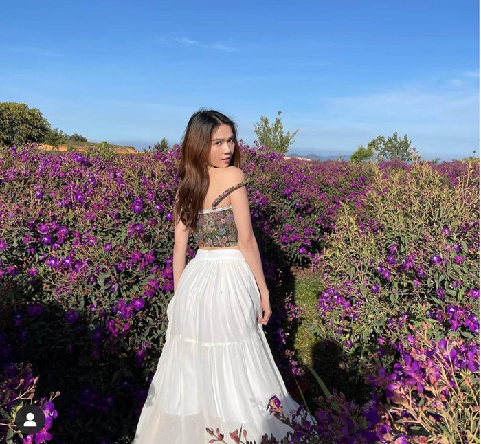 Người đẹp khoe sắc ngọt ngào trong set đồ vừa vặn tôn lên vóc dáng mảnh mai 