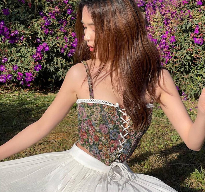 Làn da trắng mịn màng nổi bật dưới ánh nắng 