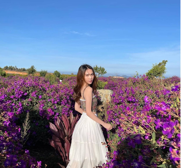 Ngọc Trinh chả cần phải 'lồng lộn' gì, tự tin khoe mặt mộc giữa khung cảnh thiên nhiên 