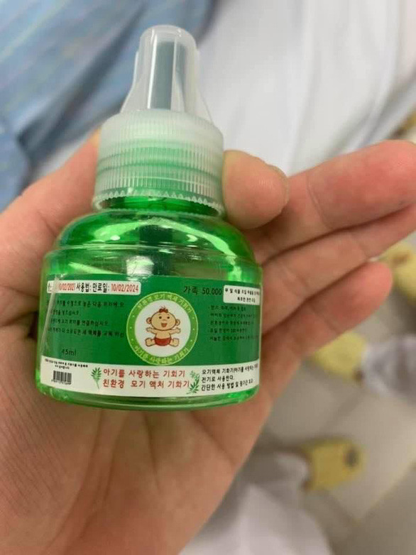Lọ tinh dầu đuổi muỗi trong vụ việc ghi bằng chữ Hàn. Ảnh Tuổi Trẻ