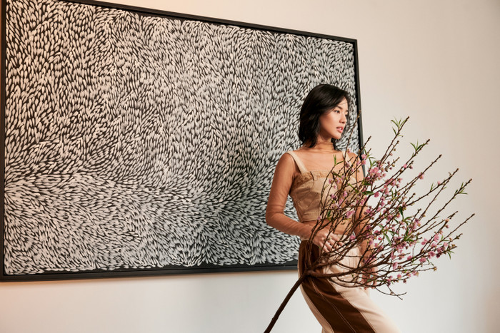 Váy cũ của Á hậu Phương Nga cùng quần cũ của con Á hậu Thuỵ Vân được sử dụng để tạo nên áo lót gợi cảm, thời thượng.