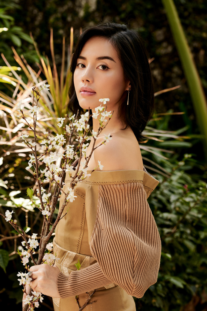 Một set đồ sành điệu khác với áo croptop, quần ống suông cũng sử dụng quần áo cũ của bố Á hậu Thuỵ Vân cùng 1 số khách hàng khác.