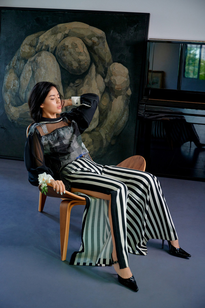 Từ áo cũ và quần cũ của hai nam giới, NTK biến tấu thành set đồ high fashion cho nữ giới. 