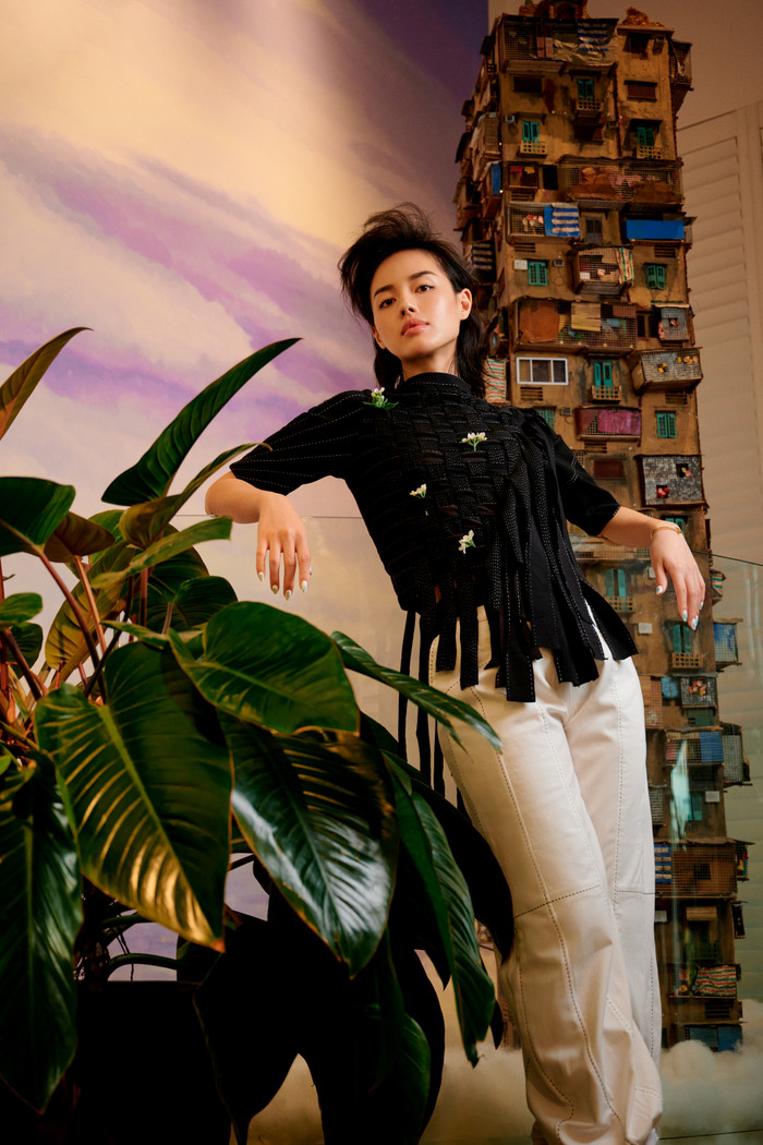 Váy đen – trắng tay bồng, thắt eo được tạo nên từ hai chiếc áo cũ.