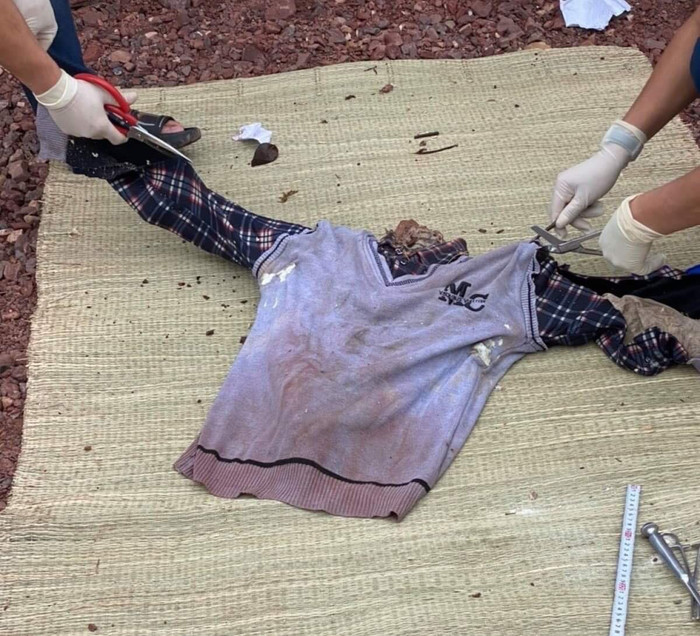 Chiếc áo của nạn nhân được phát hiện.