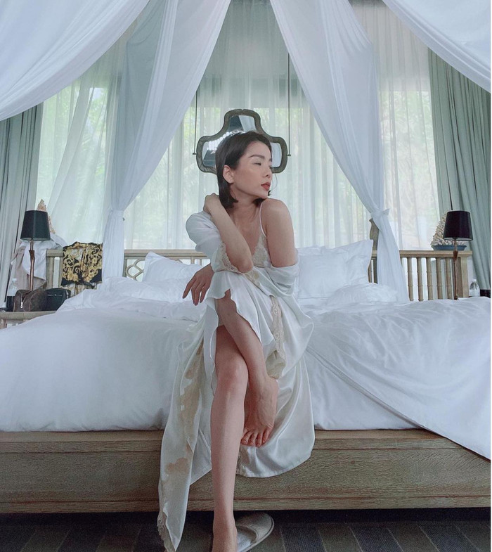 Lệ Quyên 'bánh bèo' trong bộ váy ngủ hai dây màu trắng tinh khôi được cô update trên trang cá nhân 