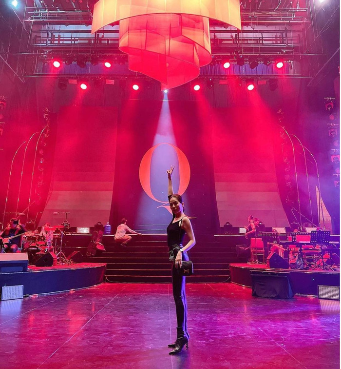 Body nóng bỏng của nữ ca sĩ U40 trong set đồ cực kì cá tính