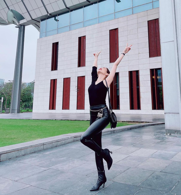 Lệ Quyên chọn kiểu áo đen một mất một còn mix cùng quần chất liệu da bóng loáng 