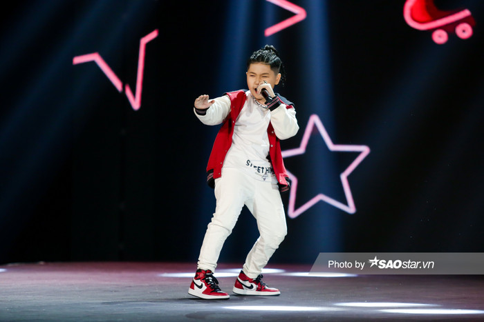 Giai điệu rap nhịp nhàng, bùng nổ khiến khán giả đứng ngồi không yên.