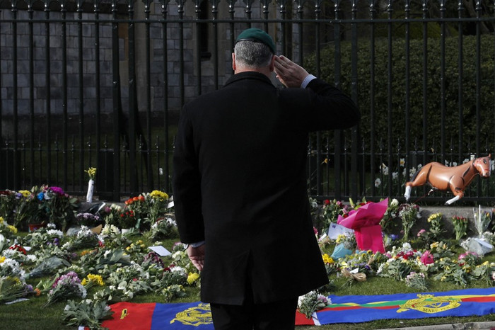 Người dân Anh tập trung bên ngoài Điện Buckingham tưởng niệm Hoàng thân Philip.