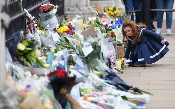 Người dân Anh đặt hoa tưởng niệm Hoàng thân Philip bên ngoài Điện Buckingham Ảnh 2