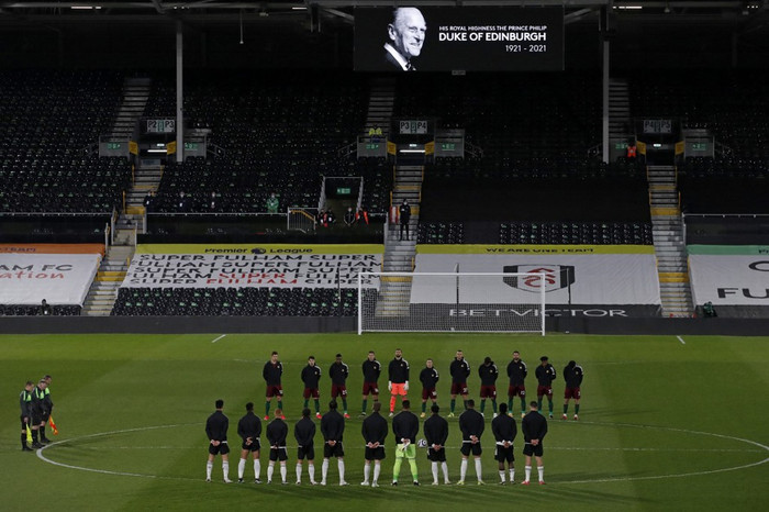 Các sự kiện thể thao cũng dành phút mặc niệm.