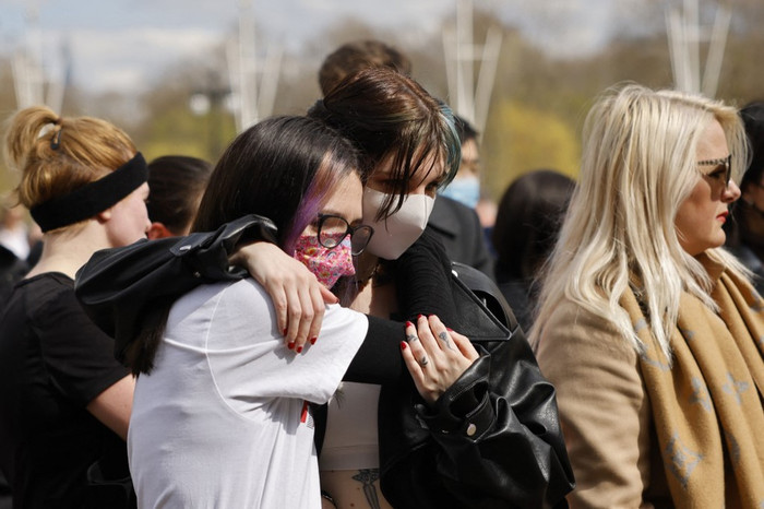 Người dân Anh động viên nhau sau sự ra đi của Hoàng thân Philip.