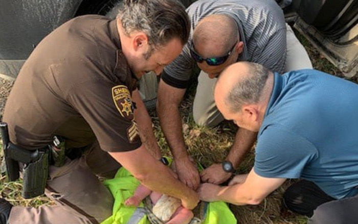 Bị mẹ bỏ lại trong rừng vắng, bé trai 4 tháng tuổi vẫn sống sót thần kỳ Ảnh 2