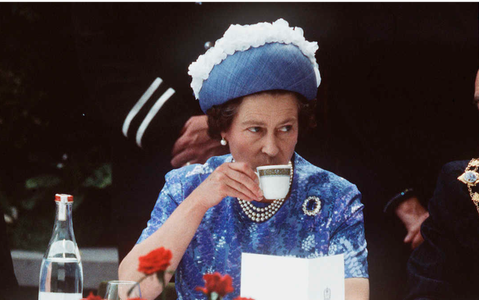 12 quy định ăn uống của Hoàng gia khiến bạn nhận ra 'làm người thường vui hơn' Ảnh 2