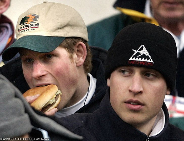 12 quy định ăn uống của Hoàng gia khiến bạn nhận ra 'làm người thường vui hơn' Ảnh 13