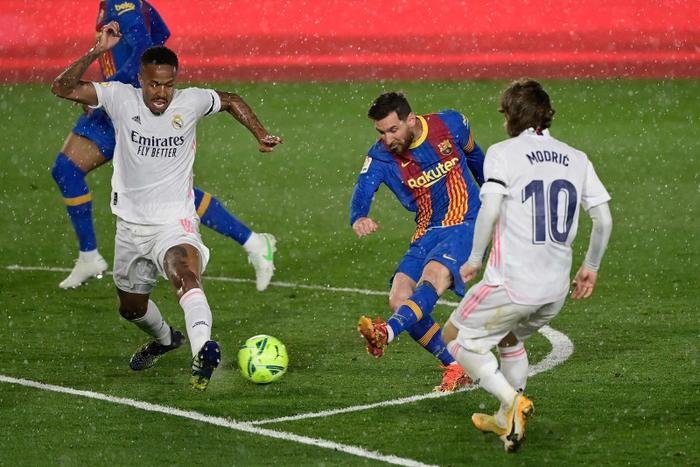 Messi lại không không ghi bàn, kiến tạo khi thiếu Ronaldo ở Siêu kinh điển Ảnh 3