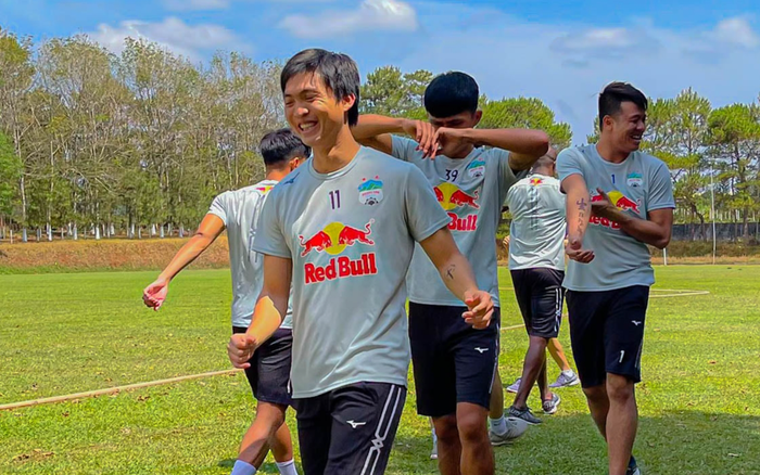 Tuấn Anh tập luyện trở lại, HLV Kiatisak nói gì? Ảnh 2