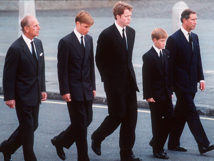 Tại lễ tang năm 1997, Hoàng thân lúc nào cũng đi cùng các cháu trai là Hoàng tử William và Hoàng tử Harry, Charles Spencer (anh trai bà) và Thái tử Charles. 