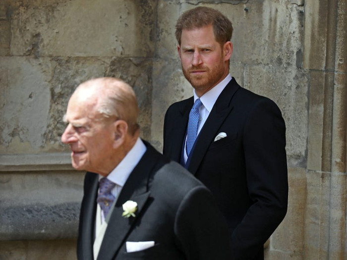 Ngay cả sau khi Hoàng tử Harry, Meghan Markle và bé Archie chuyển đến Mỹ, Hoàng thân Philip vẫn quan tâm đến cuộc sống của họ. Trong đoạn phỏng vấn với James Corden, Harry cho biết anh vẫn liên lạc với ông bà nội qua video call. Chính vì thế Hoàng thân Philip đã có cơ hội nhìn thấy Archie chơi xung quanh. Anh cũng nói đùa rằng Hoàng thân Philip có thói quen gập máy tính xách tay để kết thúc các cuộc gọi thay vì chính thức cúp máy. 