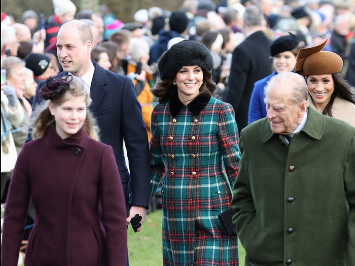 Nữ hoàng Elizabeth, Hoàng tử Philip, Công tước và Nữ công tước xứ Cambridge, Hoàng tử Harry và Meghan Markle cùng nhau đi bộ trên đường đến Nhà thờ tại St. Mary Magdalene vào năm 2017. 