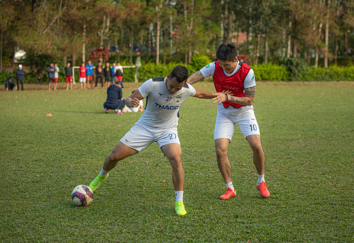 Những bài tập đối kháng của HLV Kiatisak giúp hàng thủ HAGL lột xác ở mùa này.