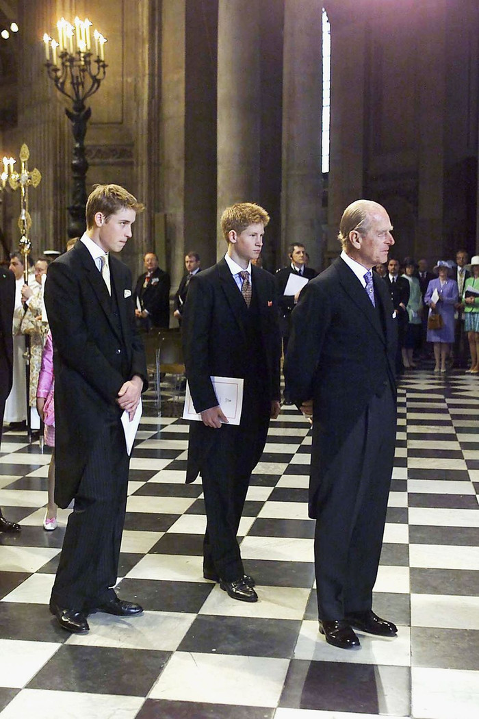 Philip, William và Harry cùng tham dự một buổi lễ tại Nhà thờ St Paul. 