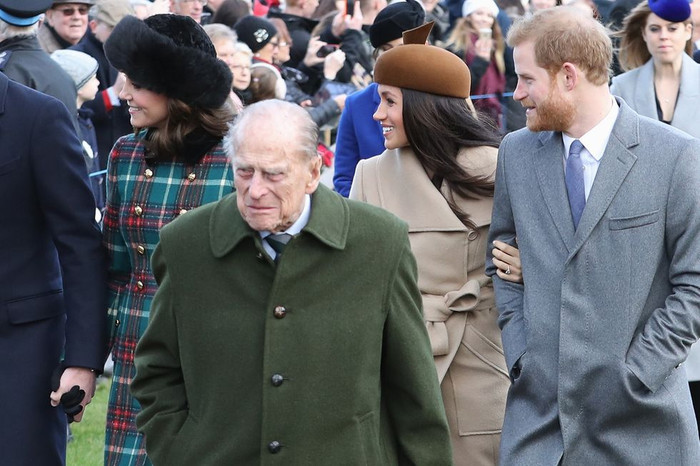 Chỉ vài tuần sau khi tuyên bố đính hôn, Hoàng tử Harry và vợ tương lai, Meghan Markle đã cùng Hoàng tử Philip và gia đình hoàng gia đi bộ đến nhà thờ vào sáng giáng sinh. 