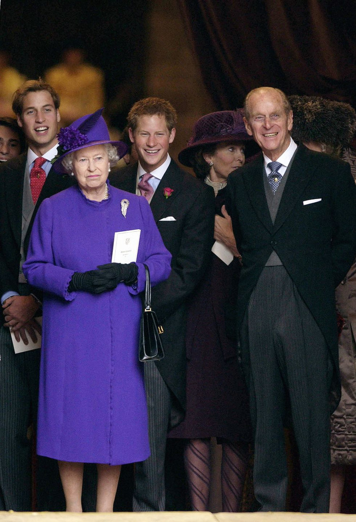 Hoàng tử Harry đi dự đám cưới cùng anh trai, Hoàng tử William và ông bà nội, Nữ hoàng Elizabeth và Hoàng thân Philip. 