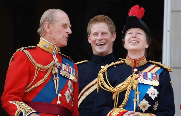 Harry, Philip và Công chúa Anne rõ ràng đang vui vẻ trên ban công trong lễ Trooping The Color - lễ kỷ niệm sinh nhật chính thức hàng năm của Nữ hoàng. 
