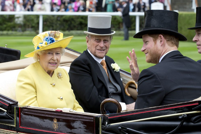 Nữ hoàng và Hoàng thân Philip ngồi cùng xe kéo với Hoàng tử Harry trong ngày đầu tiên của The Royal Ascot vào năm 2016. 