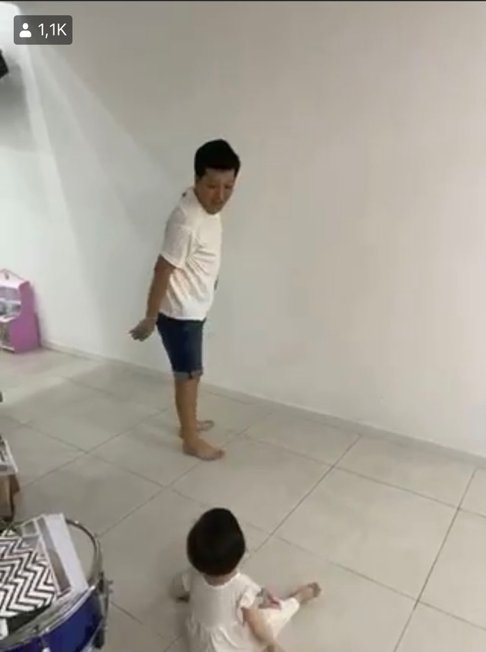 Cô bé Destiny rất hào hứng làm theo, đến mức ngã ra nhà nhưng vẫn không muốn dừng lại.