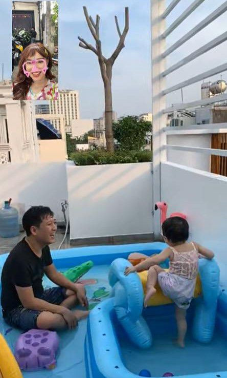 Không chỉ đảm nhận nhiệm vụ chăm con mà anh còn bày nhiều trò chơi 'lầy lội' cùng con gái.&nbsp;